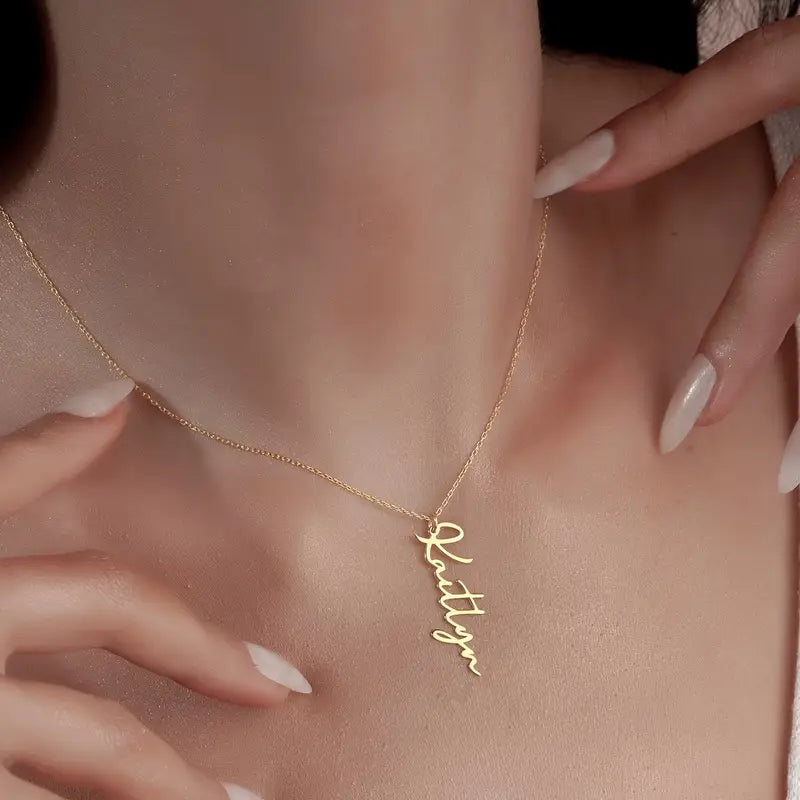 El Yazısı İsimli Dikey Kolye