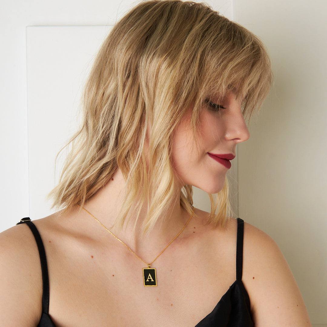 Siyah Mineli Kare Harf Kolye - 925 GÜMÜŞ