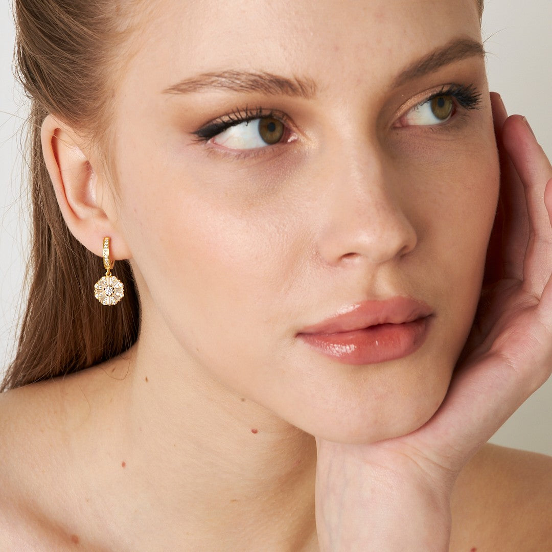 Baget Taşlı Çiçek Desenli Küpe - 925 GÜMÜŞ