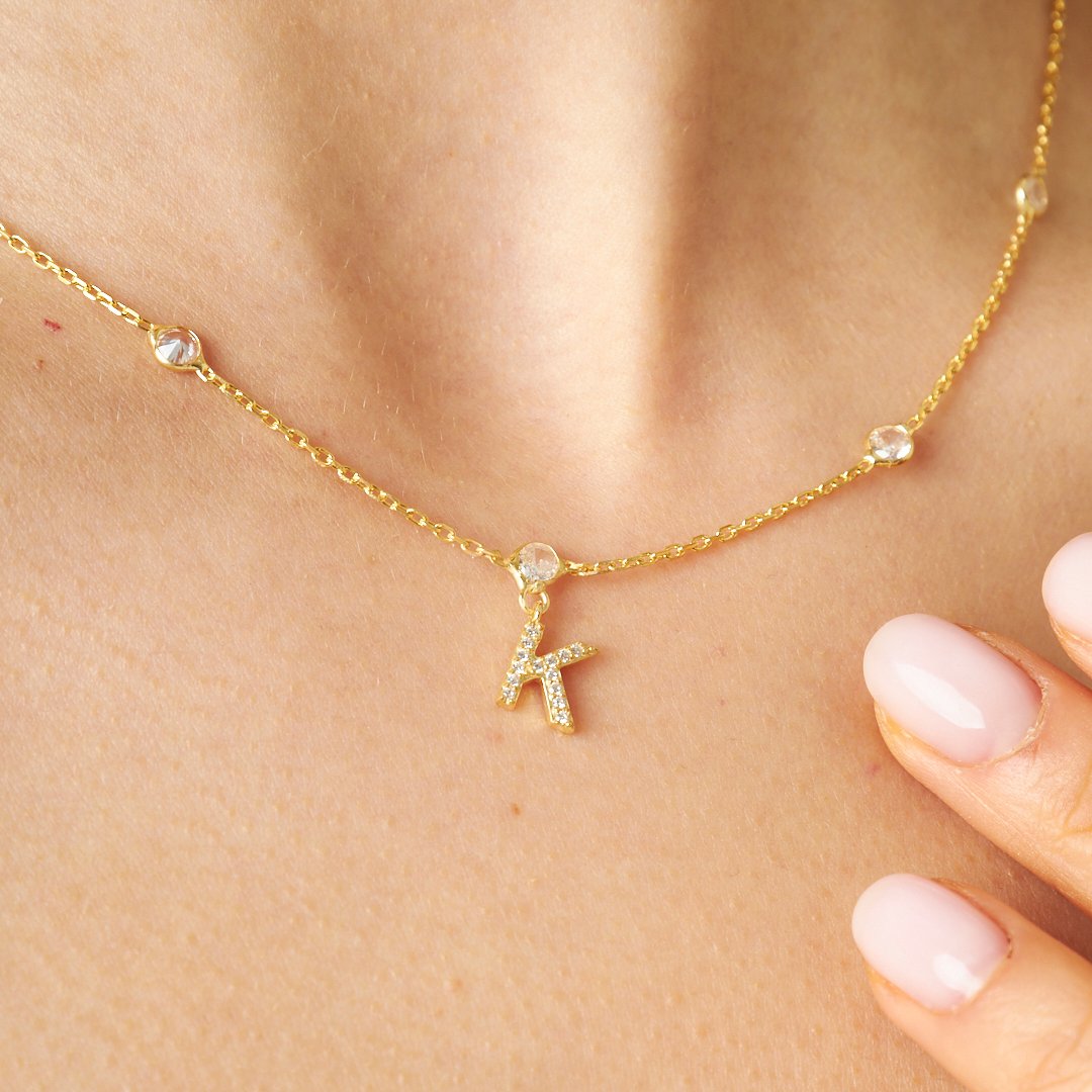 Harflerle Süslenmiş Parlak Taş Kolye - 925 GÜMÜŞ