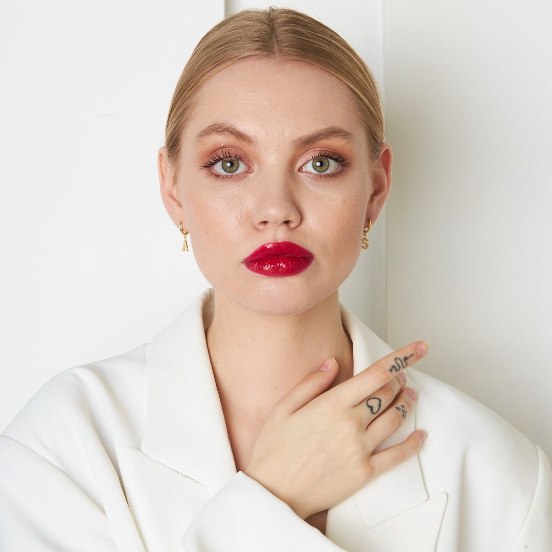 14K ALTIN harfli, parlak taşlı küpe